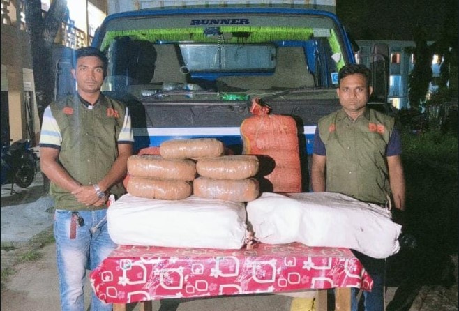 কুমিল্লায় ৬০ কেজি গাঁজাসহ একটি কাভার্ডভ্যান গাড়ী উদ্ধার